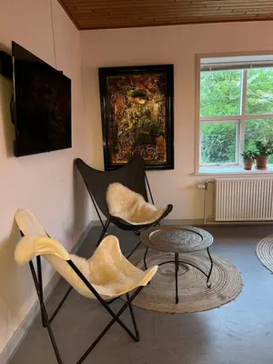 two chairs and a table in a room at Room 18 - Hawkraft kulturhotel in Vestervig