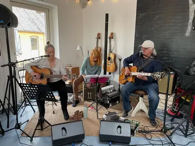 a group of people in a room playing music at Room 19 - Hawkraft kulturhotel in Vestervig