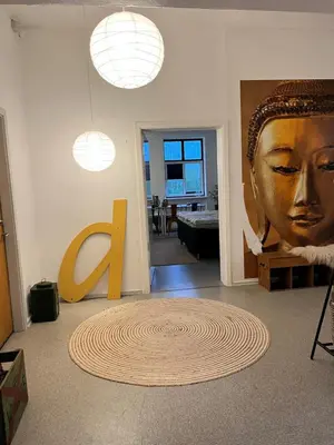 a living room with a large head on the wall at Room 7 - Hawkraft kulturhotel in Vestervig