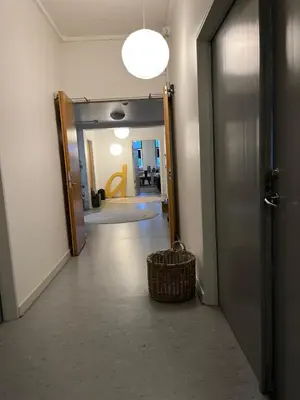 a hallway with a door and a basket in a room at Room 14 - Hawkraft kulturhotel in Vestervig