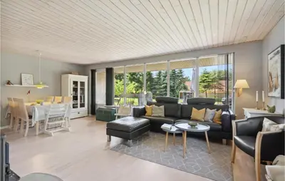 a living room with a couch and a table at Cozy Home In Spøttrup With Wifi in Spottrup