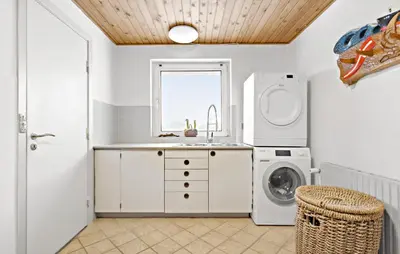 a laundry room with a sink and a washing machine at 3 Bedroom Pet Friendly Home In Ulfborg in Ulfborg