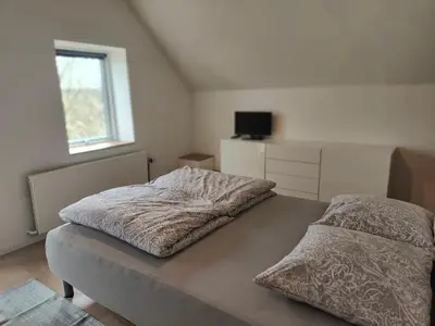 a bedroom with two beds and a window at Billig overnatning tæt på badestrand og jesperhus in Roslev