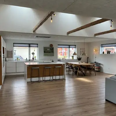 Hus tæt ved havn og strand