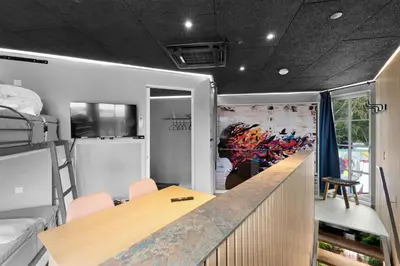 a room with a bar in a dorm room at Funart 9 in Pandrup