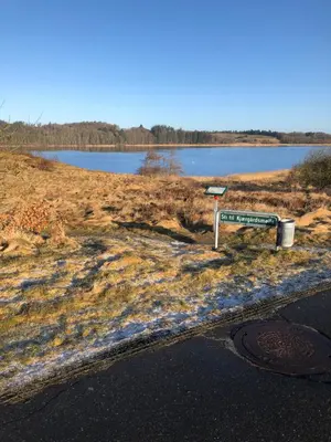 a street sign on the side of a lake at Struer Festcenter - Vest Bowl lejlighed 1 Bredgade 62 C in Struer