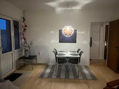a dining room with a table and chairs at Stor og Lys Lejlighed i Hjertet af Holstebro in Holstebro