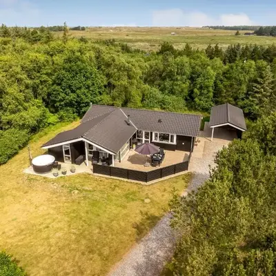 Lovely Holiday Home With Wilderness Bath And Space For 8 People