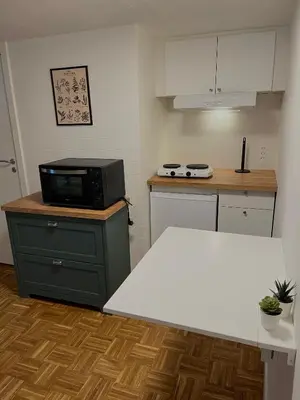 a kitchen with a microwave on top of a counter at Gæstehuset Husly in Haderup