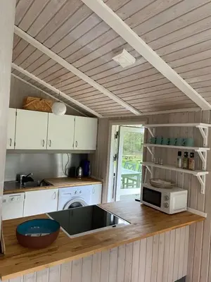 a kitchen with a counter top with a microwave at Sommerhus i Rødhus Blokhus in Pandrup