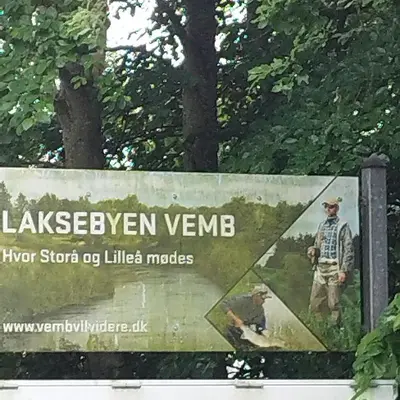 a sign with a picture of a man on a skateboard at Hyggelig lejlighed i stille by in Vemb