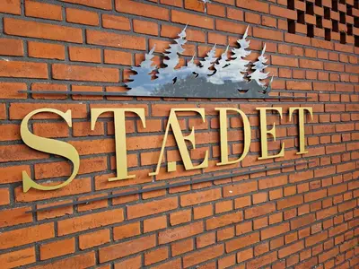 a sign on the side of a brick wall at Stædets lejlighed in Bøvlingbjerg