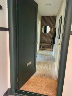 a green door leading to a hallway with a room at Stor lys lejlighed på 100 kvm, central beliggenhed in Holstebro