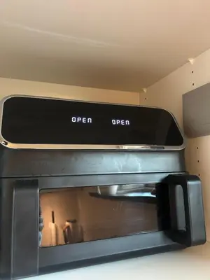 a microwave oven with the door open in a kitchen at Nyrenoveret,hyggeligt og centralt hus in Holstebro