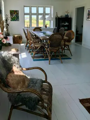 a dining room with a table and chairs at Charmerende Villa Havly Nær Vesterhavet in Harboør