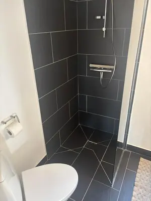 a bathroom with a shower with a toilet at Ny lækker lejlighed på Havnen in Thyborøn