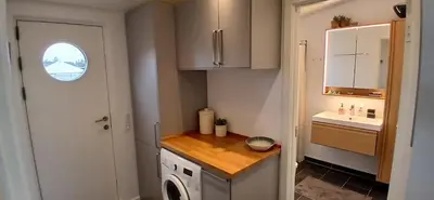 a kitchen with a sink and a washing machine in it at Blokhus - tæt på by og strand in Blokhus