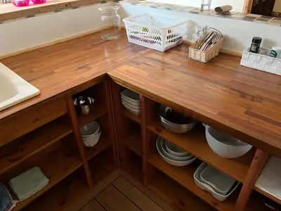 a kitchen counter with a wooden counter top at Stor lejlighed i landlige omgivelser in Bækmarksbro