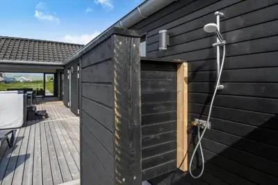 a shower on the side of a house at 360-Harboore-Alkajavej-11 in Harboør