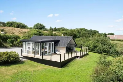 a small house in the middle of a yard at G246-Lemvig-Skovstjernevej-57 in Lemvig