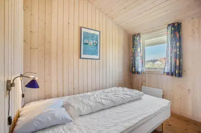 a bedroom with a bed and a window at JB340-Frostrup-Krinkelkrogen-14 in Frøstrup