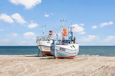 two boats sitting on the sand on the beach at JB828-Fjerritslev-Revlingestien-71 in Fjerritslev