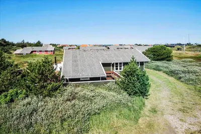 an overhead view of a house in a field at JB116-Frostrup-Svenstibakkevej-30 in Frøstrup