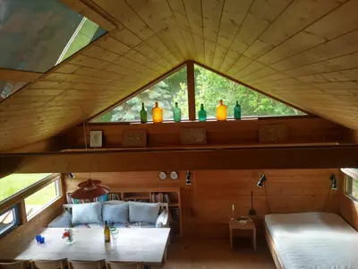 a room with two beds and a window with vases at Kathøje in Lemvig