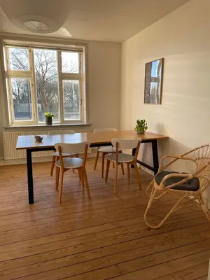 a dining room with a table and chairs at Lejlighed midt i Thisted in Thisted