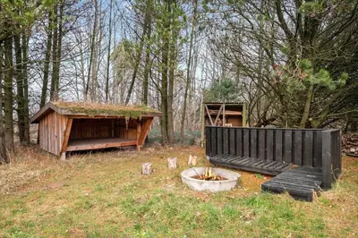 a wooden shelter and a bench in a field at JB372-Fjerritslev-Ronnevej-3
