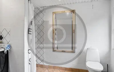 a bathroom with a mirror and a toilet at 2 Bedroom Pet Friendly Home In Øster Assels in Øster Assels