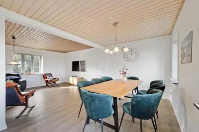a dining room with a table and chairs at Feddet, Jørgen's Feriehus in Lemvig