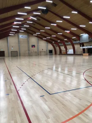 a gymnasium with a wooden floor and a basketball court at Idrætscenter Jammerbugt in Fjerritslev