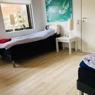 a bedroom with two beds and a window at Hyggeligt byhus ved glasværkstedet på Nordmors in Sejerslev