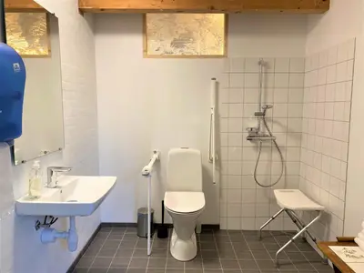 a bathroom with a toilet and a sink at Stor lys lejlighed på Nordmors in Sejerslev