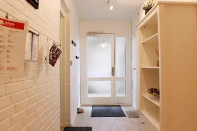 a hallway with a door leading to a room at Nordkap Bed & Bath in Holstebro