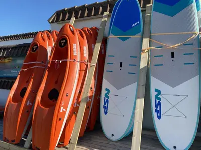 a row of kayaks lined up next to each other at Agger Tange Feriecenter lejligheder - 100 m fra Vesterhavet in Vestervig