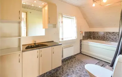 a bathroom with a sink and a bath tub at 3 Bedroom Awesome Home In Thisted in Thisted