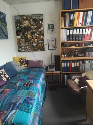 a bedroom with a bed and a book shelf at Enkeltværelse in Vestervig