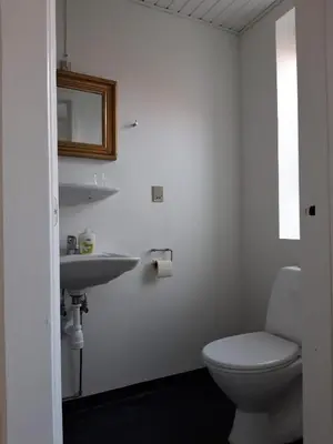 a bathroom with a toilet and a sink at Latinerkvarteret in Viborg