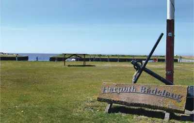 a bench with a sign that reads lincoln barlaw at Humlebo in Vemb