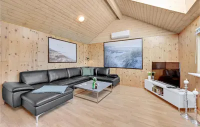 a living room with a black leather couch and a tv at Stunning Home In Vemb With Wifi in Vemb