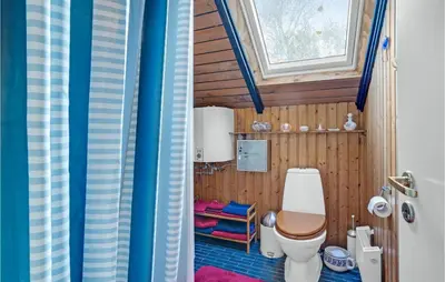 a small bathroom with a toilet and a window at Gorgeous Home In Roslev With Wifi in Roslev