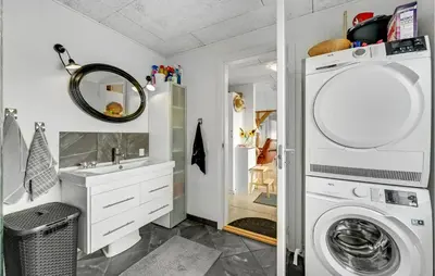 a bathroom with a washing machine and a sink at 3 Bedroom Beautiful Home In Vemb in Vemb
