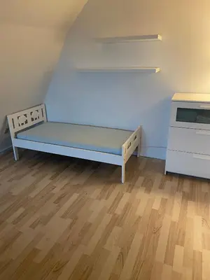 a small room with a bed and a kitchen at 200 m til havet - fri adgang til svømmehal in Thyborøn