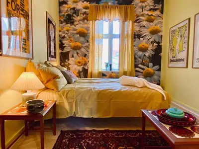 a bedroom with a bed and a window with flowers at Skuespiller Centralen in Viborg